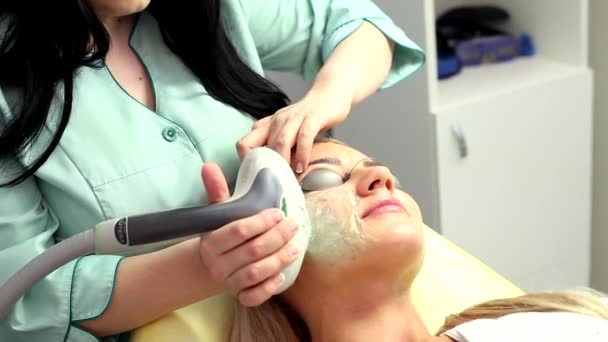 Fototerapia Facial. Procedimientos antienvejecimiento . — Vídeos de Stock
