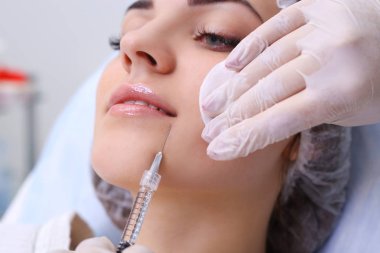 Gençleştirici yüz enjeksiyonları.