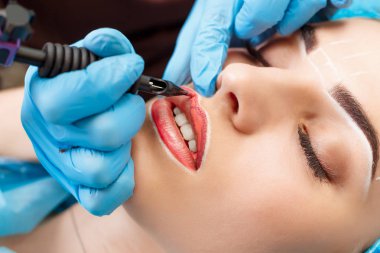 Kadının yüzünde kalıcı makyaj yapma güzellik uzmanı