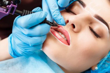 Kadının yüzünde kalıcı makyaj yapma güzellik uzmanı