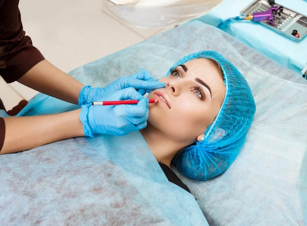 Cosmetólogo haciendo maquillaje permanente en la cara de la mujer — Foto de Stock