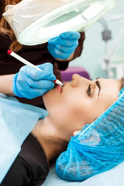 Cosmetólogo haciendo maquillaje permanente en la cara de la mujer —  Fotos de Stock