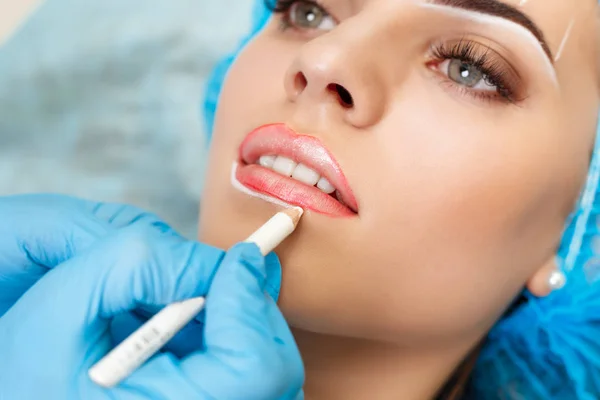 Cosmetólogo haciendo maquillaje permanente en la cara de la mujer —  Fotos de Stock