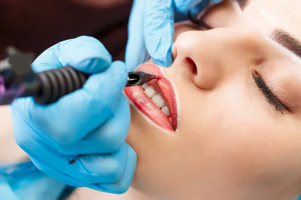 Cosmetólogo haciendo maquillaje permanente en la cara de la mujer —  Fotos de Stock