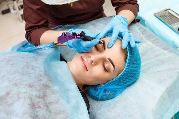 Maquillaje permanente en las cejas . — Foto de Stock