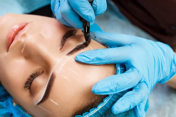 Permanentes Make-up auf den Augenbrauen. — Stockfoto