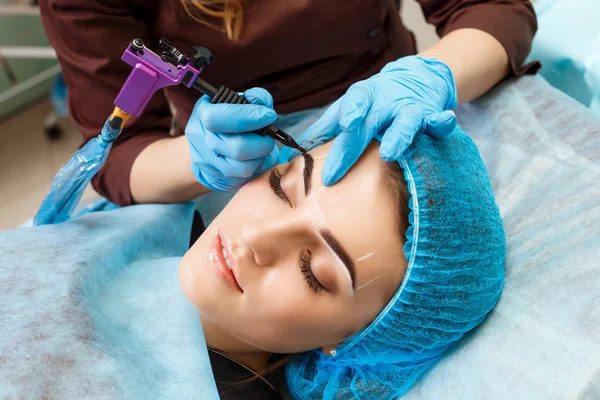 Permanent make up på ögonbrynen. — Stockfoto