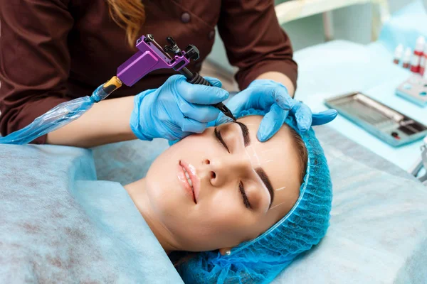 Permanent make up på ögonbrynen. — Stockfoto