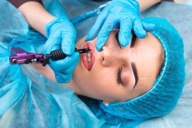 Kadının yüzünde kalıcı makyaj yapma güzellik uzmanı