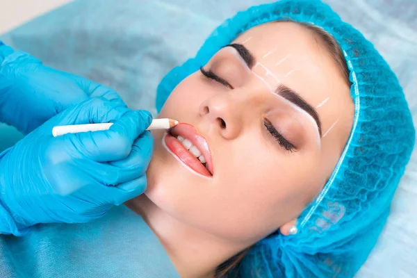 Cosmetologist fazendo maquiagem permanente no rosto das mulheres — Fotografia de Stock