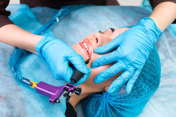 Cosmetólogo haciendo maquillaje permanente en la cara de las mujeres —  Fotos de Stock