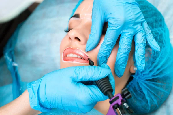 Cosmetólogo haciendo maquillaje permanente en la cara de las mujeres — Foto de Stock