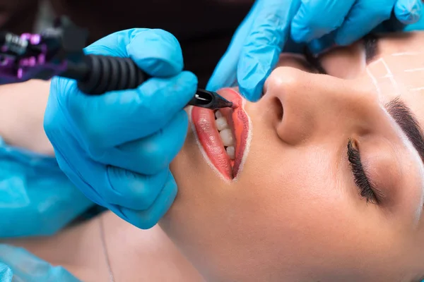 Cosmetólogo haciendo maquillaje permanente en la cara de las mujeres —  Fotos de Stock