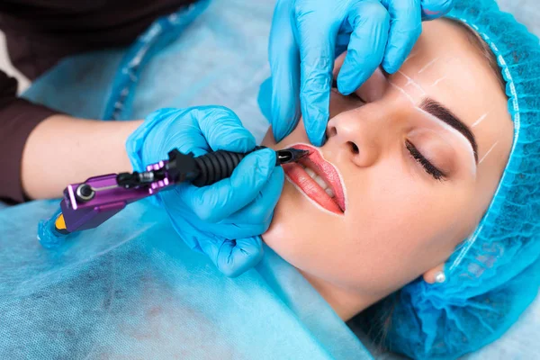 Cosmetologist fazendo maquiagem permanente no rosto das mulheres — Fotografia de Stock