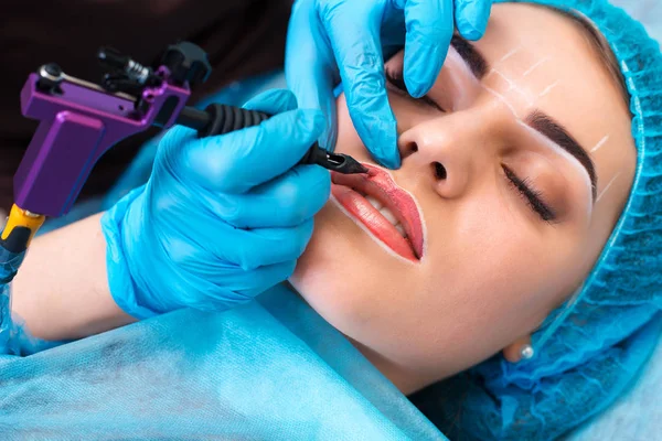 Cosmetologist καθιστώντας μόνιμη μακιγιάζ στο γυναικείο πρόσωπο — Φωτογραφία Αρχείου