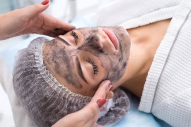 Siyah bir maske çizim.