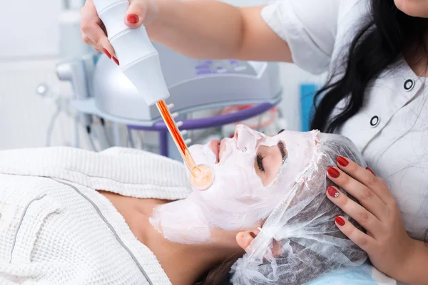 Tar emot elektriska darsonval ansiktsmassage förfarande. — Stockfoto