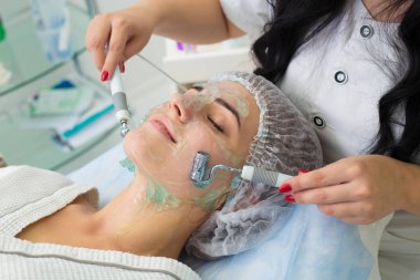 Hasta prosedürü Darsonvald alır. Yüzünü ile jel sürülür.