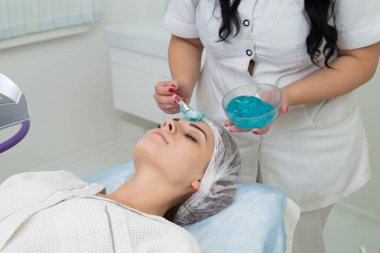 Yüz hasta üzerinde uygulanan kozmetik jel.