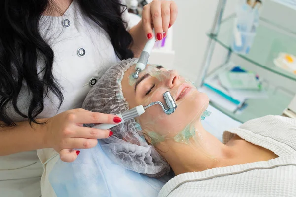 Le patient reçoit la procédure Darsonvald. Son visage est enduit de gel . — Photo