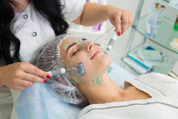 Le patient reçoit la procédure Darsonvald. Son visage est enduit de gel . — Photo