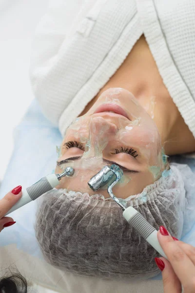 Le patient reçoit la procédure Darsonvald. Son visage est enduit de gel . — Photo