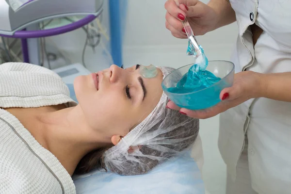 Aplicación de gel cosmético en el paciente de la cara . —  Fotos de Stock