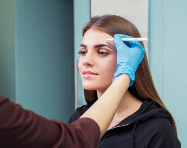 Kalıcı kaş makyaj.