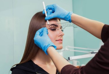 Kalıcı kaş makyaj.