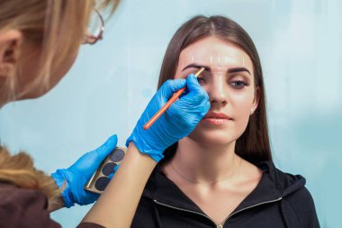 Kalıcı kaş makyaj.