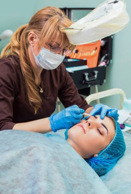 Kalıcı kaş makyaj.