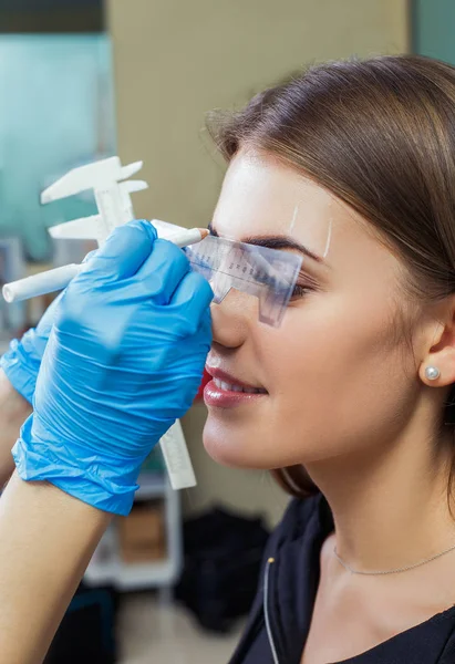 Maquillaje permanente de cejas . — Foto de Stock