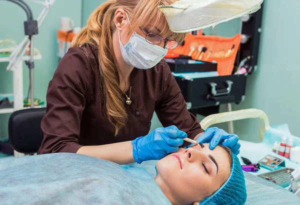 Permanente wenkbrauw make-up. — Stockfoto