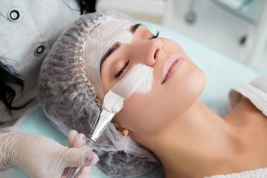 Güzellik salonunda maske takan güzel bir kadın..