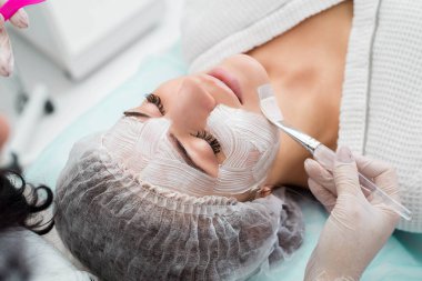 Güzellik salonunda maske takan güzel bir kadın..