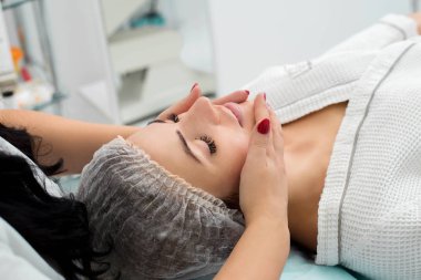 Kozmetik masaj, yüz tedavi.