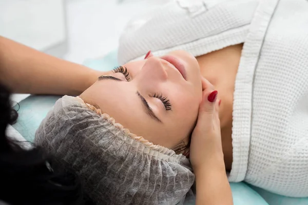 Kosmetiska massage, ansiktsbehandling. — Stockfoto