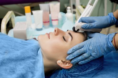 Mezoterapi yüz mezoroller tarafından.