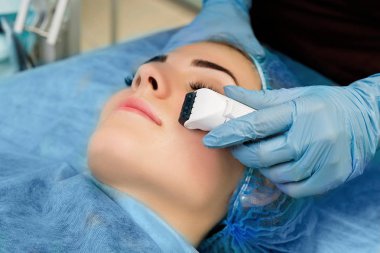 Mezoterapi yüz mezoroller tarafından.