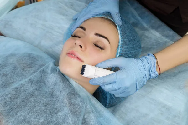 Mesotherapie Gesicht von mezoroller. — Stockfoto