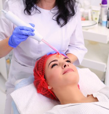 Elektrik darsonval yüz masajı yordamı alma.