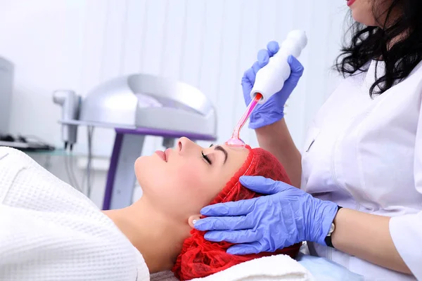 Recebendo procedimento de massagem facial darsonval elétrica . — Fotografia de Stock