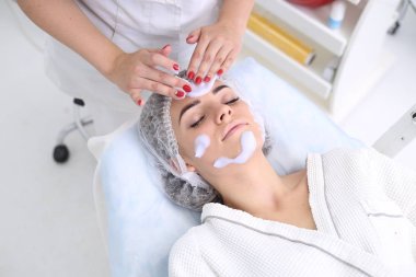 Köpük ile cilt temizliği