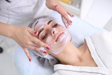 Köpük ile cilt temizliği