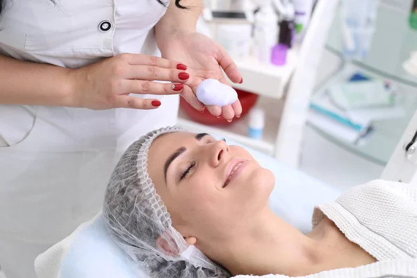 Cleaning the skin with foam — Stock Photo, Image