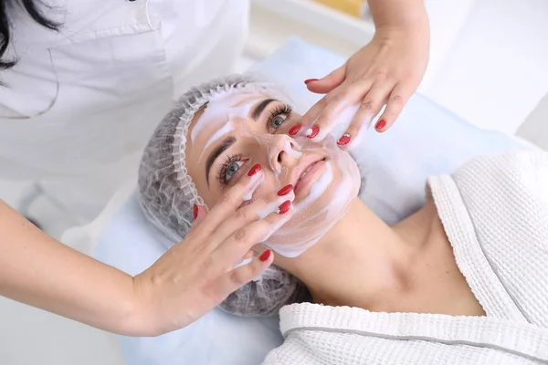 Cleaning the skin with foam — Stock Photo, Image