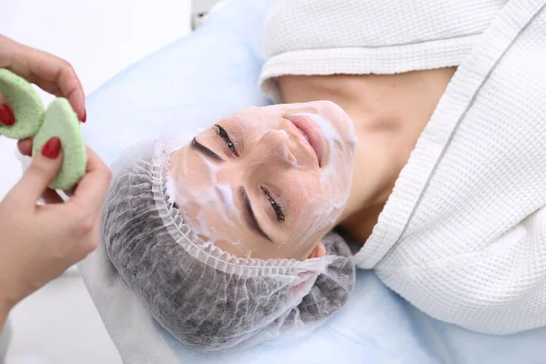 Cleaning the skin with foam — Stock Photo, Image