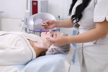 kadın yüz temizliği