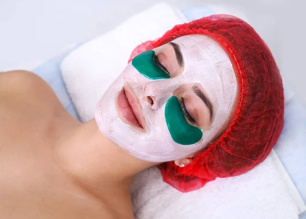 Green moisturizing mask under the eyes. — Stock Photo, Image