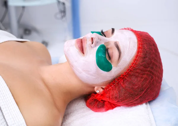 Green moisturizing mask under the eyes. — Stock Photo, Image